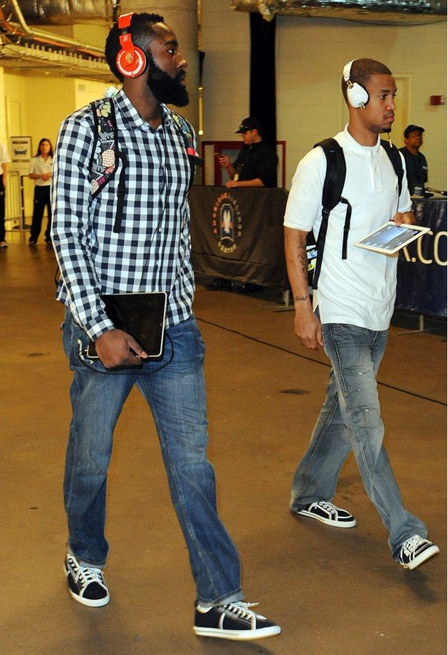 米体：米兰双雄均有意铃木彩艳，帕尔马要价2000万欧（米体：米兰双雄盯上铃木彩艳，帕尔马开价2000万欧）